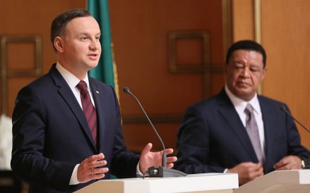 Prezydent RP Andrzej Duda(L) i prezydent Etiopii Mulatu Teshome Wirtu (P) podczas konferencji prasow