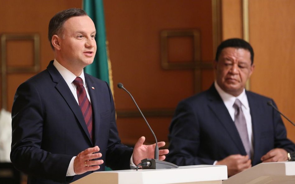 Prezydent RP Andrzej Duda(L) i prezydent Etiopii Mulatu Teshome Wirtu (P) podczas konferencji prasow