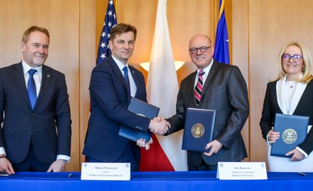 Od lewej Piotr Piela wiceprezes PEJ, Marek Woszczyk prezes PEJ, Jim Burrows pełniący obowiązki pierw