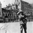 Niemiecki żandarm kieruje ruchem w zajętym Belgradzie, kwiecień 1941 r.