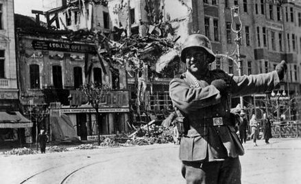 Niemiecki żandarm kieruje ruchem w zajętym Belgradzie, kwiecień 1941 r.