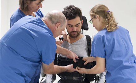 Sparaliżowany mężczyzna znowu spaceruje