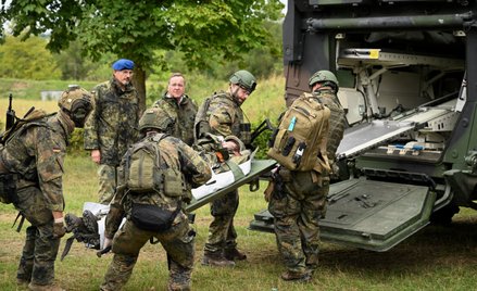 Żołnierze demonstrują akcję ratunkową podczas ćwiczeń podczas wizyty ministra obrony Niemiec Borisa 