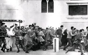 Francuscy żołnierze rozpędzają demonstrację muzułmanów w Algierze (1960 r.)