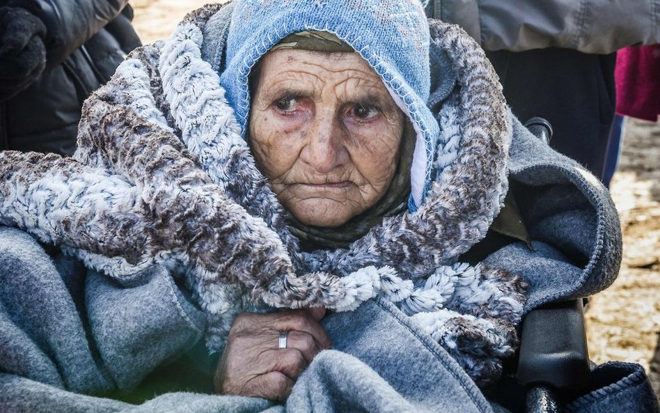 28 stycznia, Miratovac. Imigrantka na granicy serbsko-macedońskiej. Już ponad milion uchodźców przyb