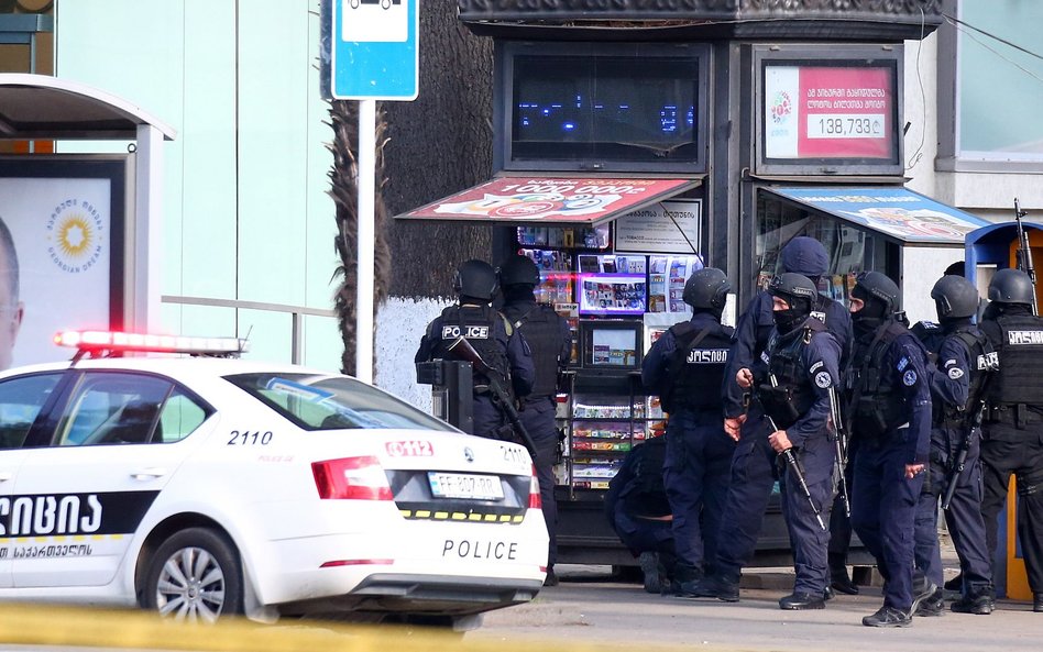 Gruzja. Napastnik opuścił bank. Dalej ma zakładników
