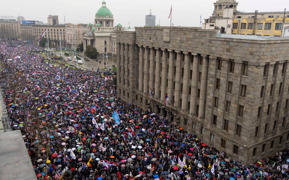 Masowe protesty w Serbii. Na ulice Belgradu wyszły tysiące osób