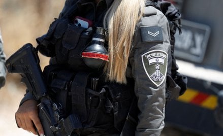 Funkcjonariuszka izraelskiej straży granicznej podczas protestu przeciwko nowej osadzie w wiosce Dei