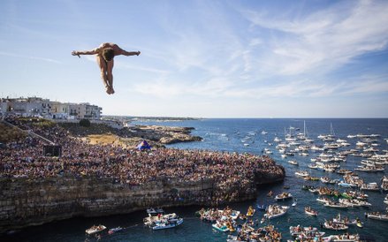 Amerykański nurek David Colturi podczas siódmego przystanku Red Bull Cliff Diving we Włoszech