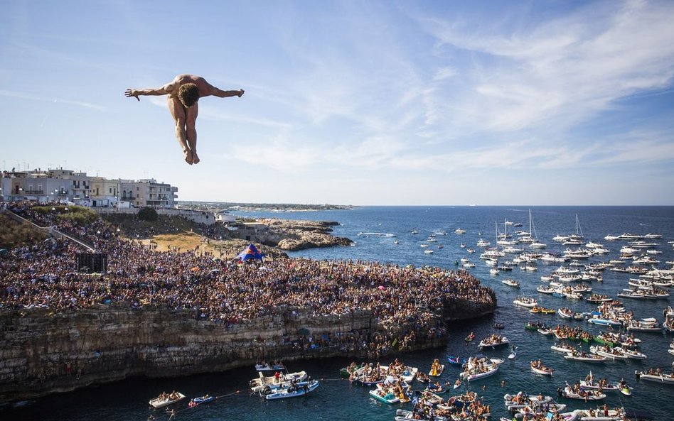 Amerykański nurek David Colturi podczas siódmego przystanku Red Bull Cliff Diving we Włoszech