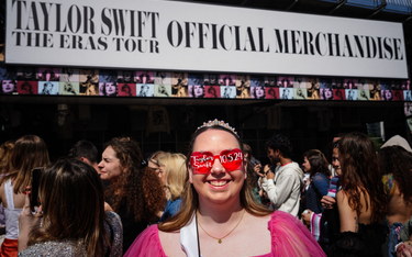Fanka Taylor Swift przed koncertem w Paryżu