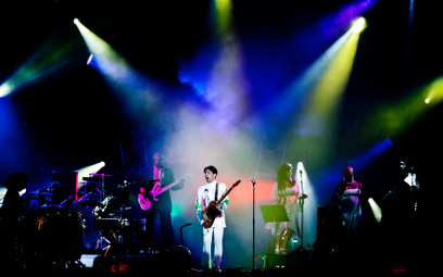 Prince wystepuje na koncercie w Roskilde w Danii