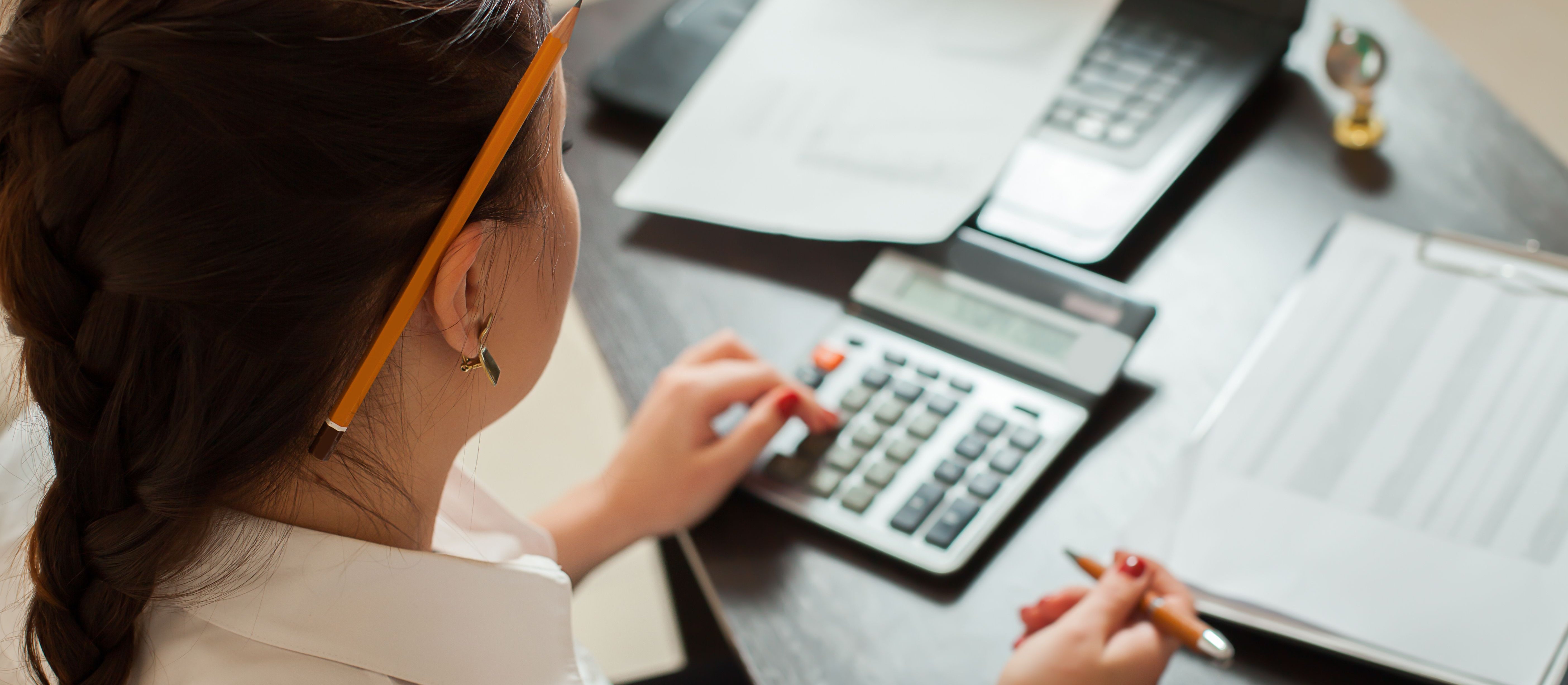 Niezbędnik przedsiębiorcy: nowe limity podatkowe * kary umowne a VAT * pomysł MF na przedawniony podatek * garnitur informatyka w kosztach * prawo ZUS do modyfikowania podstawy wymiaru * składka od środków trwałych przy kilku firmach * zagraniczny student a ZUS