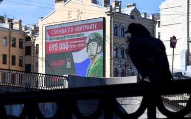 Plakat werbunkowy do rosyjskiej armii na jednej ścian w Sankt Petersburgu