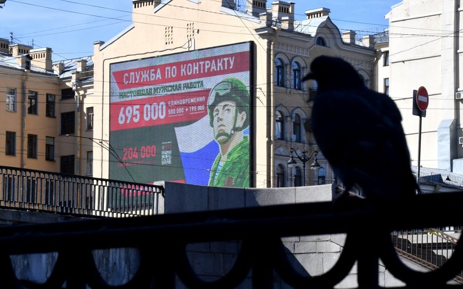 Plakat werbunkowy do rosyjskiej armii na jednej ścian w Sankt Petersburgu