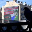 Plakat werbunkowy do rosyjskiej armii na jednej ścian w Sankt Petersburgu