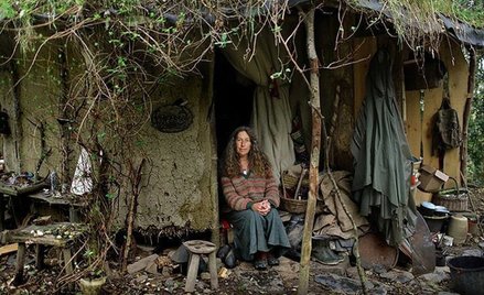 Ema Orbach od ponad 25 lat mieszka w samodzielnie zbudowanej chacie w lesie