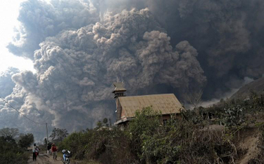 Wybuch wulkanu na Sumatrze zabił 14 osób