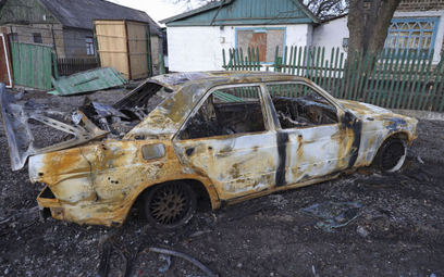 Zniszczony samochód w pobliżu kontrolowanego przez separatystów Doniecka