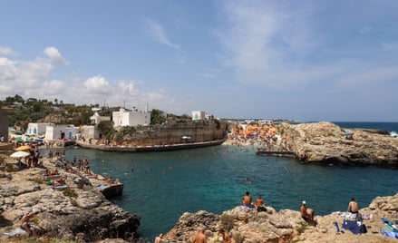 Plaża Cala Paura w Polignano a Mare, we Włoszech, w regionie Apulia, w prowincji Bari