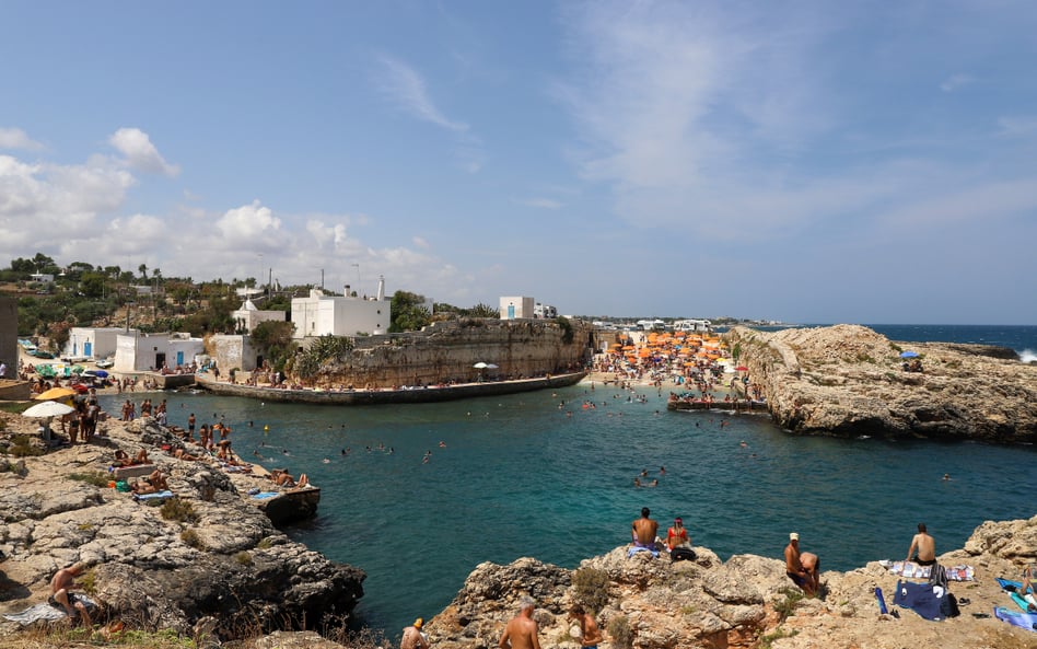 Plaża Cala Paura w Polignano a Mare, we Włoszech, w regionie Apulia, w prowincji Bari