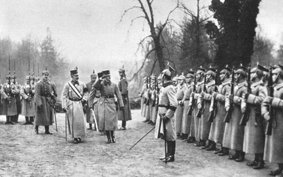 Karol I Habsburg podczas wizyty w głównej kwaterze armii niemieckiej w 1917 r. w towarzystwie cesarz