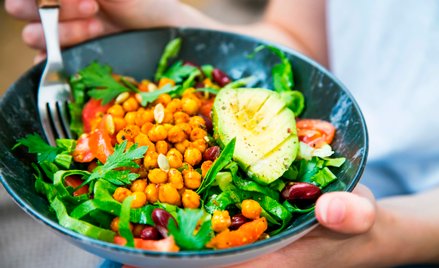 Dania wege zyskują na popularności. W daniach na wynos i z dowozem zaczęły wręcz dominować, wynika z