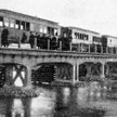 Rok 1914 – pierwszy przejazd pociągu przez rzekę Świder; właściciele kolejki podziwiają most.