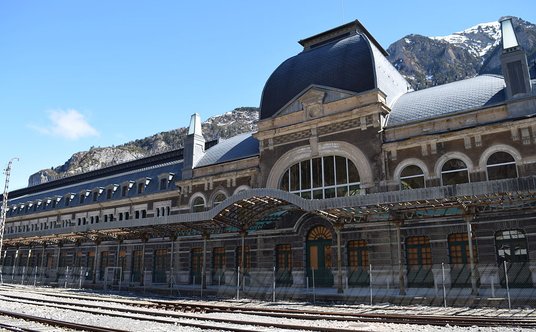 Opuszczony budynek dworca w 2015 roku.