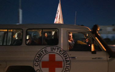 Konwój Czerwonego Krzyża z zakładnikami uwolnionymi przez Hamas