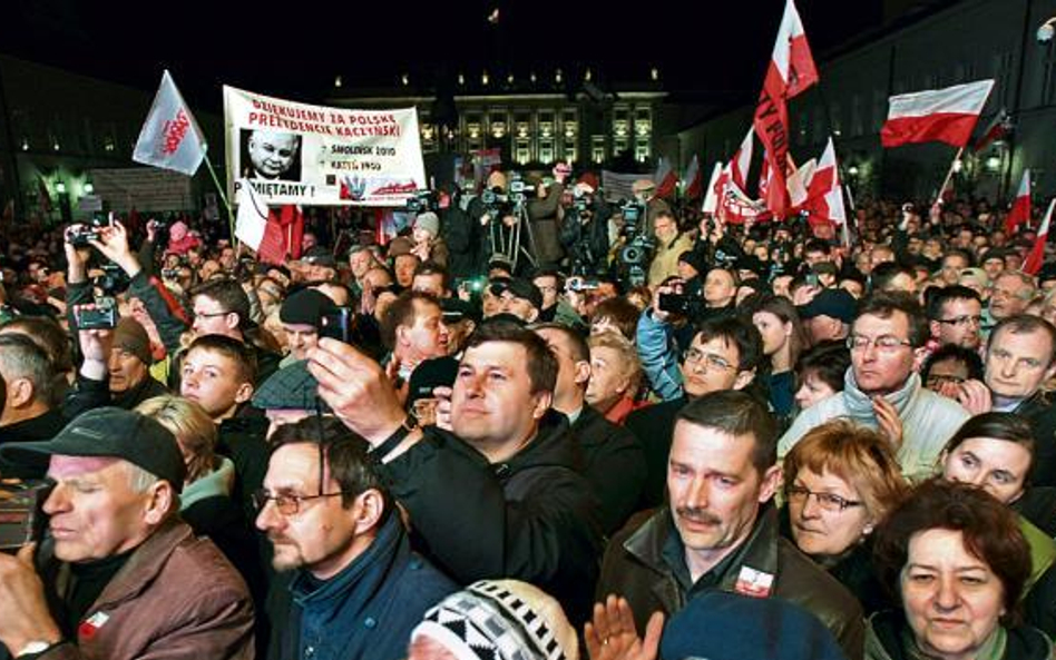 W Marszu Pamięci na Krakowskim Przedmieściu w Warszawie wzięło udział kilka tysięcy osób