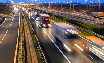 Nocna piracka jazda często uchodzi kierowcom na sucho – zdjęcia z kamer systemu CANARD są niewyraźne