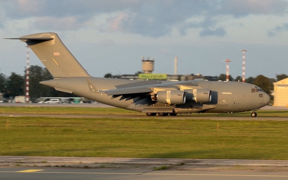 Samolot C-17 Globemaster, na pokładzie którego miał być dyrektor CIA John Ratcliffe, ląduje na łotew