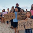 Protest przeciwko odsyłaniu dzieci do obozów na wyspach. Odbył się na plaży Bondi Beach w Sydney. Fo