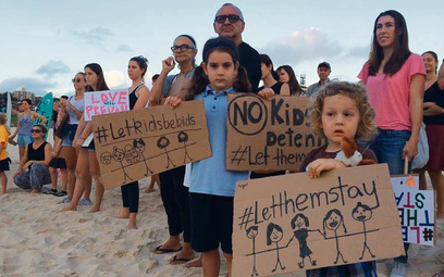 Protest przeciwko odsyłaniu dzieci do obozów na wyspach. Odbył się na plaży Bondi Beach w Sydney. Fo