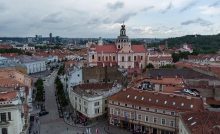 Panorama Starego Miasta z kościołem św. Kazimierza w złotej koronie w Wilnie