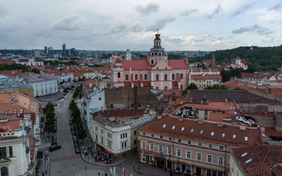 Panorama Starego Miasta z kościołem św. Kazimierza w złotej koronie w Wilnie