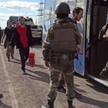 Ukraińscy żołnierze opuszczający zakłady Azowstal w Mariupolu