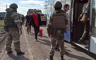 Ukraińscy żołnierze opuszczający zakłady Azowstal w Mariupolu