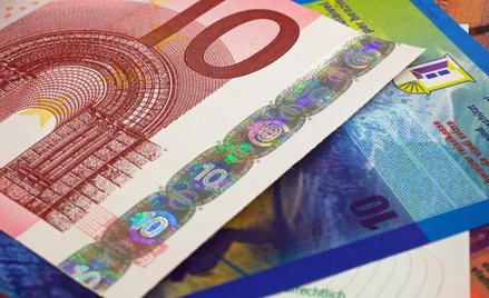 Szwajcarzy myślą o tymczasowym powiązaniu franka z euro