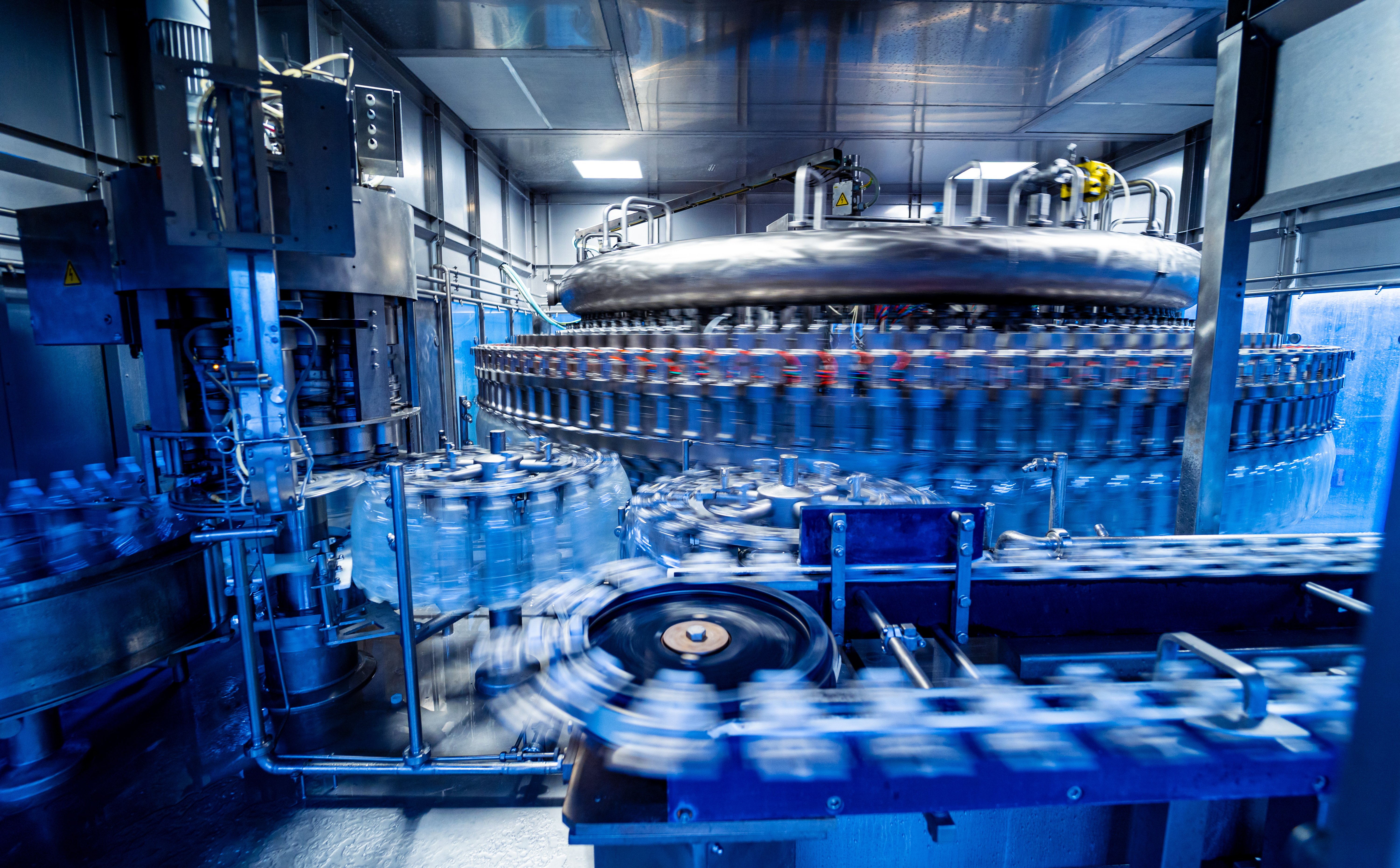 PMI dla polskiego przemysłu w dół. Optymizm w branży dawno tak nie tąpnął