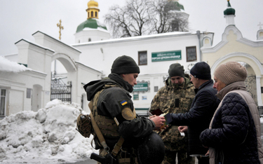Służba Bezpieczeństwa Ukrainy legitymuje wiernych w Ławie Peczerskiej w Kijowie, prawosławnym klaszt
