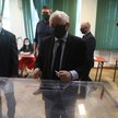Prezes PiS Jarosław Kaczyński podczas głosowania w lokalu wyborczym na warszawskim Żoliborzu