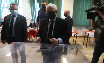 Prezes PiS Jarosław Kaczyński podczas głosowania w lokalu wyborczym na warszawskim Żoliborzu