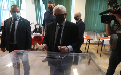Prezes PiS Jarosław Kaczyński podczas głosowania w lokalu wyborczym na warszawskim Żoliborzu