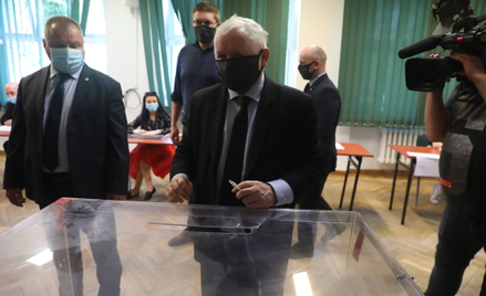Prezes PiS Jarosław Kaczyński podczas głosowania w lokalu wyborczym na warszawskim Żoliborzu