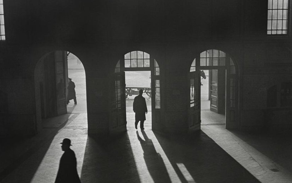 [Wnętrze dworca kolejowego Anhalter Bahnhof w pobliżu Potsdamer Platz w Berlinie], przełom lat 20. i