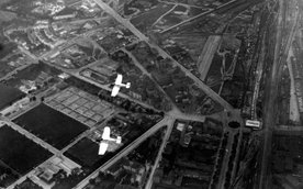 Plac Zawiszy i okolice z lotu ptaka w latach międzywojennych. Układ ulic się nie zmienł, ale ich wza