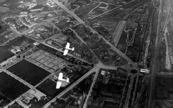 Plac Zawiszy i okolice z lotu ptaka w latach międzywojennych. Układ ulic się nie zmienł, ale ich wza