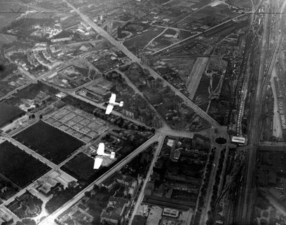 Plac Zawiszy i okolice z lotu ptaka w latach międzywojennych. Układ ulic się nie zmienł, ale ich wza